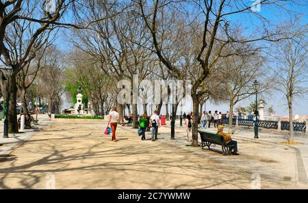 LISSABON, PORTUGAL - 17. MÄRZ: Menschen, die am 17. März 2014 in Jardim de Sao Pedro de Alcantara in Lissabon, Portugal, spazieren gehen. Es gibt einen Panoramablick auf Th Stockfoto