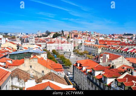 LISSABON, PORTUGAL - 17. MÄRZ: Luftaufnahme des Rossio-Platzes, mit dem Nationaltheater Dona Maria II. Im Vordergrund am 17. März 2014 in Lissabon, Portugal. Stockfoto