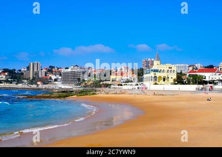 ESTORIL, PORTUGAL - MÄRZ 19: Spaziergänger am Strand Praia do Tamariz am 19. März 2014 in Estoril, Portugal. Estoril ist ein berühmter Sommer-vac Stockfoto