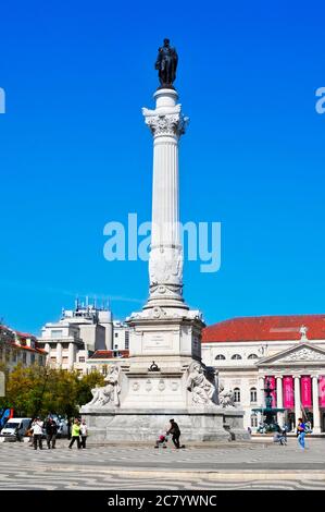 LISSABON, PORTUGAL - 17. MÄRZ: Blick auf den Rossio-Platz, mit der Säule von Pedro IV im Vordergrund, am 17. März 2014 in Lissabon, Portugal. Das Quadrat i Stockfoto