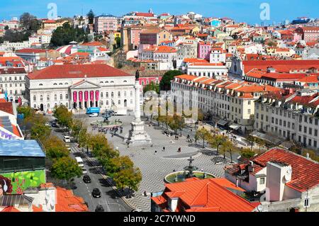 LISSABON, PORTUGAL - 18. MÄRZ: Luftaufnahme des Rossio-Platzes, mit dem Nationaltheater Dona Maria II. Im Vordergrund am 18. März 2014 in Lissabon, Portugal. Stockfoto