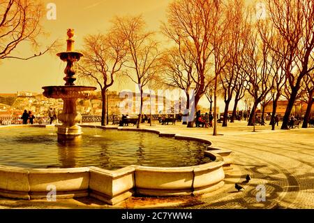 LISSABON, PORTUGAL - 17. MÄRZ: Menschen in Jardim de Sao Pedro de Alcantara am 17. März 2014 in Lissabon, Portugal. Es gibt einen Panoramablick auf die Stadt f Stockfoto