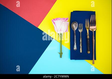 Tischausstattung, Blumen und Besteck auf Serviette Stockfoto
