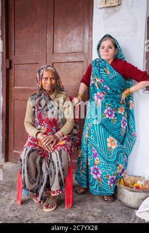 Agra / Indien - 13. Februar 2020: Porträt zweier alter Inder mit traditioneller, farbenfroher Kleidung vor der Tür Stockfoto
