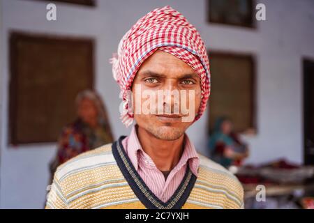 Agra / Indien - 13. Februar 2020: Porträt eines jungen helläugigen Indianers mit Kopftuch und grünen hellen Augen Stockfoto