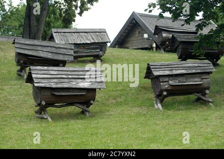 Litauisches Museum der alten Bienenzucht im Dorf Stripeikiai, Aukstaitija Nationalpark Stockfoto