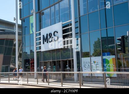 High Wycombe, Buckinghamshire, Großbritannien. Mai 2020. M&S-Läden halten einen Regenbogenverkauf in ihren Geschäften, als sie nach der Coronavirus-Pandemie aus dem Lockdown kommen. Quelle: Maureen McLean/Alamy Stockfoto