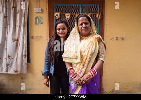 Agra / Indien - 13. Februar 2020: Familienportrait der indischen Familie in einem kleinen Dorf vor dem Haus Stockfoto