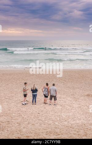 Abendlicht auf den Fistral Beach in Newquay in Cornwall. Stockfoto