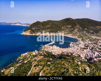 Drohnenblick über die Stadt Skopelos im Sommer mit ihrem Hafen und ihrer herrlichen Küste. Stockfoto