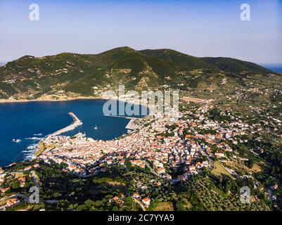 Drohnenblick über die Stadt Skopelos im Sommer mit ihrem Hafen und ihrer herrlichen Küste. Stockfoto