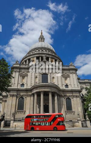 St Paul's Cathedral, ikonische Londoner Wahrzeichen Kirche in Sonnenschein mit hellblauem Himmel, London, England, Großbritannien Stockfoto