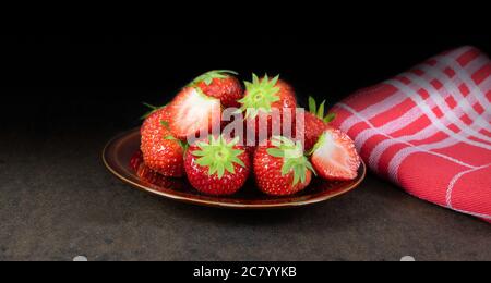 Gesunde frische Erdbeerfrucht zum Nachtisch. Stockfoto
