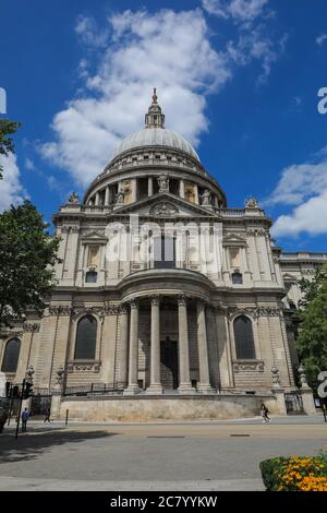 St Paul's Cathedral, ikonische Londoner Wahrzeichen Kirche in Sonnenschein mit hellblauem Himmel, London, England, Großbritannien Stockfoto