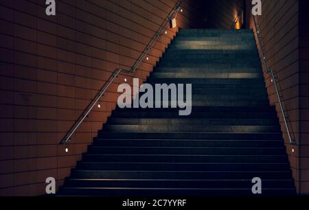 Beleuchtete Steinmauer und Treppe bei Nacht, Vorderansicht, Berlin Stockfoto