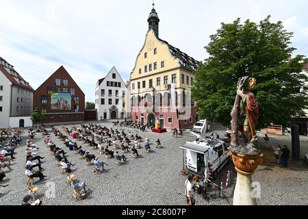 Ulm, Deutschland. Juli 2020. Oberbürgermeister Gunter Czisch (CDU) spricht vom Balkon des Schwörhauses zu rund 250 Bürgern. Mehr Zuschauer sind wegen der Corona Panik nicht erlaubt. Immer am vorletzten Montag im Juli feiert Ulm eine Art Stadturlaub. Der Oberbürgermeister dann öffentlich Rechenschaft über die Bürger und erneuert seinen Amtseid. (Aufgenommen mit hohem Stativ) Quelle: Felix Kästle/dpa/Alamy Live News Stockfoto