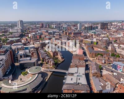 Mai 2020, UK: River Aire in Leeds mit Stadtbild Hintergrund Stockfoto