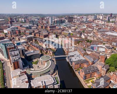 Mai 2020, UK: Luftaufnahme des Leeds City Centre mit Blick auf den Fluss Stockfoto