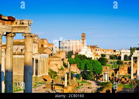 ROM, ITALIEN - 17. APRIL: Forum Romanum mit dem Kolosseum im Hintergrund am 17. April 2013 in Rom, Italien. Das Kolosseum ist ein Wahrzeichen Roms und Stockfoto