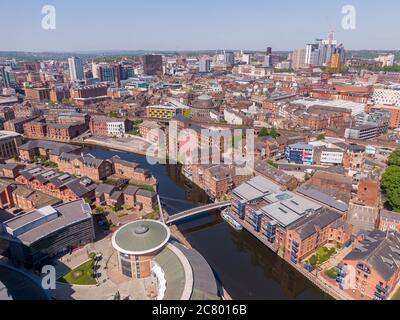 Mai 2020, Großbritannien: Leeds City Centre Skyline und River Aire Stockfoto