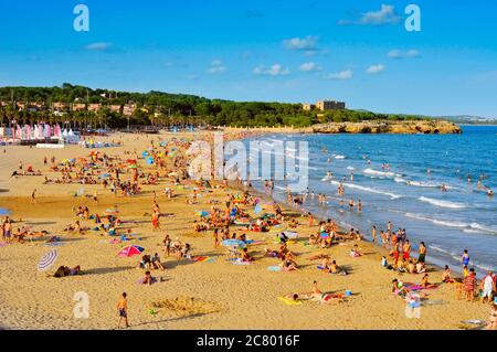 TARRAGONA, SPANIEN - 5. AUGUST: Urlauber am Strand von Arrabassada am 5. August 2014 in Tarragona, Spanien. Tarragona, in der berühmten Costa Daurada, hat sever Stockfoto