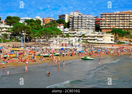 SALOU, SPANIEN - 29. AUGUST: Urlauber am Strand von Capellans am 29. August 2014 in Salou, Spanien. Salou ist ein wichtiges Ziel für Sonne und Strand für Europ Stockfoto