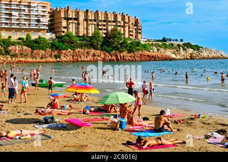 SALOU, SPANIEN - 29. AUGUST: Urlauber am Strand von Capellans am 29. August 2014 in Salou, Spanien. Salou ist ein wichtiges Ziel für Sonne und Strand für Europ Stockfoto