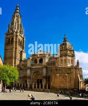 TOLEDO, SPANIEN - OKTOBER 16: Touristen um die Hauptfassade der Kathedrale von Santa Maria von Toledo am 16. Oktober 2014 in Toledo, Spanien. Es ist ein o Stockfoto