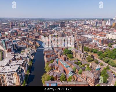Mai 2020, UK: Weitaufnahme des Leeds City Centre in Yorkshire mit Leeds Minster und River Aire Stockfoto