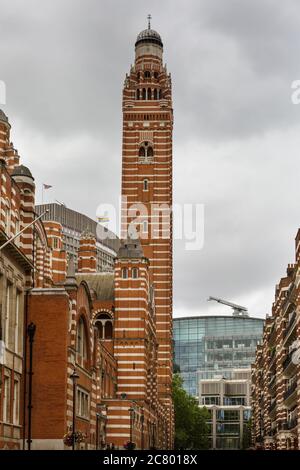 Seitenansicht der Westminster Cathedral römisch-katholische Kirche im neo-byzantinischen Stil in Westminster, London, England Stockfoto