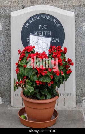 Blumen, die vor dem Unterhaus für PC Keith Palmer, Parliament, Westminster, London, am Gedenkstein der Erinnerung gelegt wurden Stockfoto