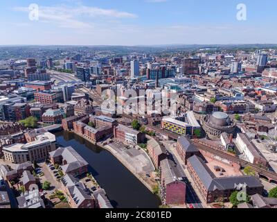Mai 2020, UK: Weitwinkelansicht des Leeds City Centre, West Yorkshire - Luftbild
