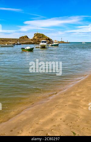 Der wunderschöne und ruhige Kanaleingang am Summerleaze Beach, Bude Cornwall, South West England, Großbritannien Stockfoto