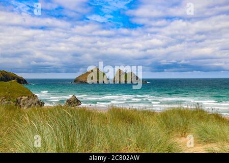 Die Wellen an der Holywell Bay, bei Newquay, Cornwall, Vereinigtes Königreich - Blick auf Gull Rocks, vom kornischen Küstenweg, Stockfoto