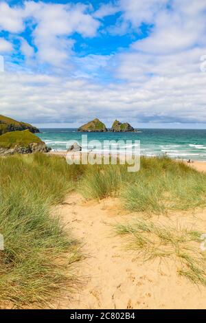 Die Wellen an den Dünen von Holywell Bay, in der Nähe von Newquay, Cornwall, Vereinigtes Königreich - Blick auf Gull Rocks, vom Cornish Küstenweg, Stockfoto