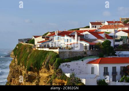 Atlantikküste und Azenhas do Mar weißen Dorf Wahrzeichen auf der Klippe, in der Gemeinde Sintra, Lissabon, Portugal, Europa. Das schönste i Stockfoto