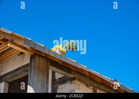 Ein Kranz auf dem Dach eines neu erbauten Hauses Stockfoto