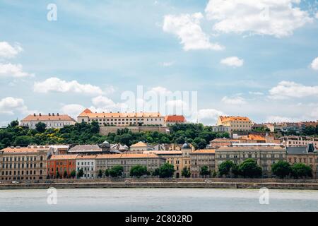 Budaer Burgbezirk Mittelalterbauten mit Donau-Fluss in Budapest, Ungarn Stockfoto