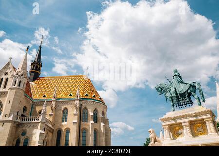 St. Matthias Kirche und St. Stephen Statue im Stadtteil Buda in Budapest, Ungarn Stockfoto