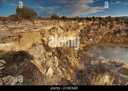 Klippenwohnungen über Wasser in Montezuma Well, natürliches Kalksteinloch, Sonoran Desert in der Nähe von Camp Verde, Arizona, USA Stockfoto