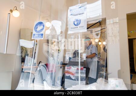 Szenen im 'Alan Scott Hairdressing' auf dem Leith Walk in Edinburgh, zum ersten Mal seit dem Lockdown. Pubs und Friseursalon können jetzt geöffnet werden, nachdem sie wegen des Covid-19-Ausbruchs geschlossen wurden. Kredit: Euan Cherry Stockfoto