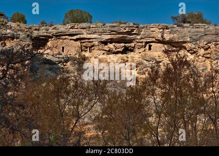 Cliff Ruin bei Montezuma Well, Sonoran Desert bei Camp Verde, Arizona, USA Stockfoto