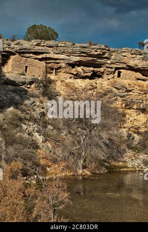 Cliff Ruin bei Montezuma Well, Sonoran Desert bei Camp Verde, Arizona, USA Stockfoto