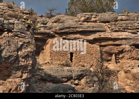 Cliff Ruin bei Montezuma Well, Sonoran Desert bei Camp Verde, Arizona, USA Stockfoto