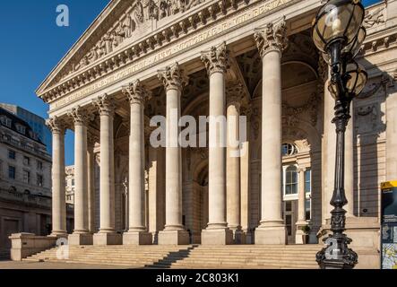 Schräge horizontale Ansicht des Portikus, die westliche Höhe in goldenem Nachmittagssonne, Blick nach Nordosten, mit Lampenstandard. Royal Exchange - Die Stockfoto