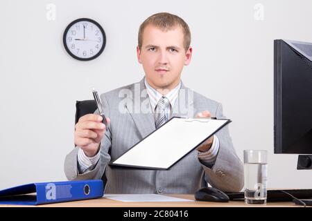 Geschäftsmann, der einen Stift gibt, um einen Vertrag zu unterzeichnen Stockfoto