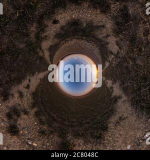 Umkehrung der kleinen Planetenumwandlung des kugelförmigen Panoramas 360 Grad. Sphärische abstrakte Luftaufnahme im Feld mit atemberaubenden schönen Wolken. Cu Stockfoto