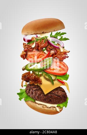 Großer Burger mit fliegenden Zutaten vor grauem Hintergrund. Schinken, Rinderschnitzel, Käse, Mayonnaise, Gemüse und Gemüse. Nahaufnahme, Kopierbereich Stockfoto