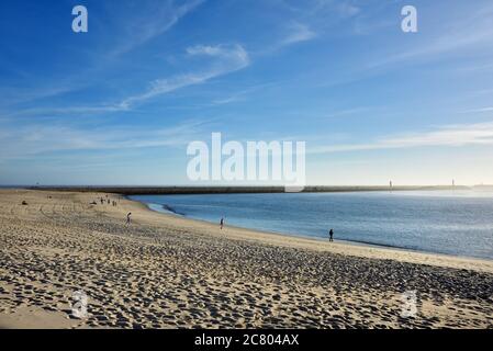 Praia da Barra, Portugal - 9. Juni 2017: Alter Strand in Praia da Barra City Resort bei Sonnenuntergang, ein berühmter Strand in der Nähe von Aveiro, Portugal Stockfoto