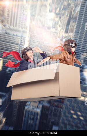 Mann und Kind spielen fliegen in einer weißen Karton-Box Stockfoto